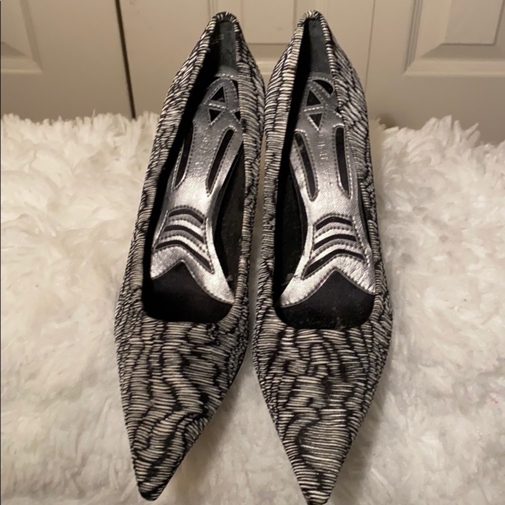 Nine West black and white cloth upper